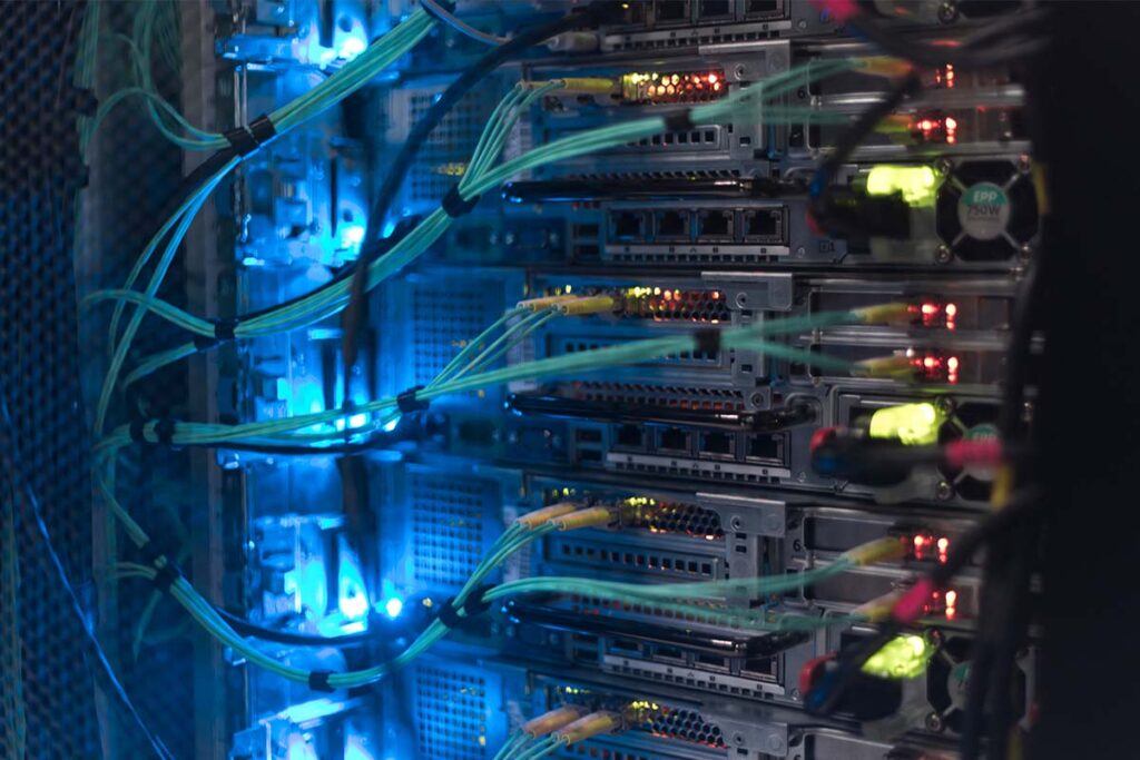 Servers met kabels die connectiviteit weergeven
