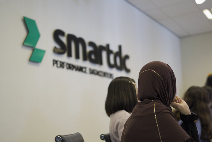 Een foto van het Smartdc logo met studenten op de voorgrond